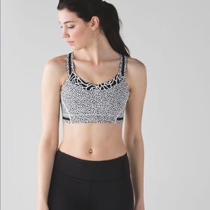 ✨NWOT ✨ Lululemon sports bra w/ pockets!